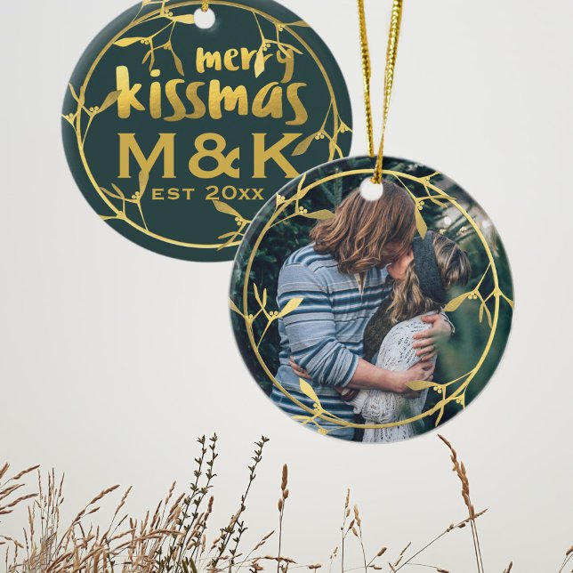 Mistletoe d'or Wreath Photo Ornement en céramique (Pucker up and add your photo and initials to this Merry Kissmas ceramic ornament)