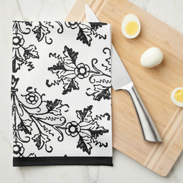 Modèle Damas noir sur serviette de cuisine blanche (Quart Plié)