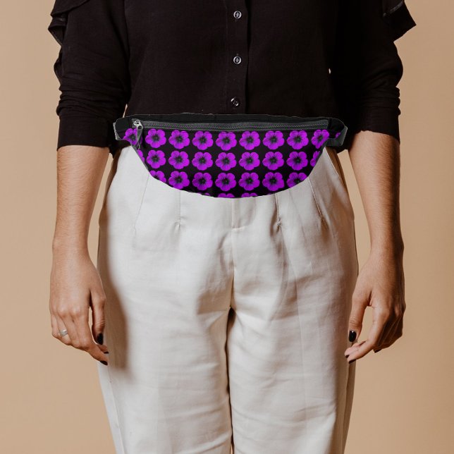 Modèle floral de géranium violet sur noir (In Situ)