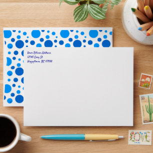 Modèle personnalisé à pois bleu sur enveloppe
