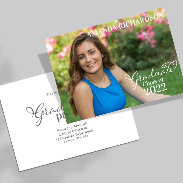 Modèle photo de script moderne simple (Simple minimalist graduation photo invitation template with stylish calligraphy script. )