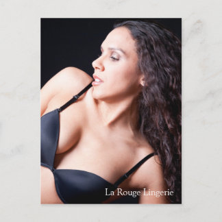Modèle sexy féminin avec carte postale Lingerie no