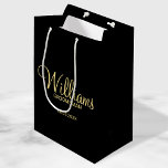 Modern Black and Gold Personalized Groomsman Medium Gift Bag<br><div class="desc">Modern Black and Gold Personalized Groomsman Gifts featuring personalized groomsman's name in gold modern script font style with title and wedding date in modern sans serif font style on black background. Also perfect for best man, father of the bride, bridesmaid, maid of honour, mother of the bride and more. Please...</div>