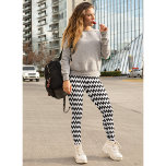 Modern Chic Geometric Black White Zig Zag Pattern Leggings<br><div class="desc">Custom, modern, cool, chic, stylish, breathable, hand sewn, black and white geometric zig zag pattern womens full length fashion workout sports yoga gym running leggings pants, that stretches to fit your body, hugs in all the right places, bounces back after washing, and doesn't lose their shape on repeated wear. Makes...</div>