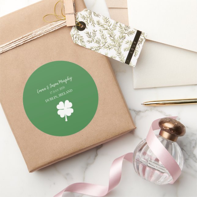  Modern Green Irish Four Leaf Clover Wedding Favou Classic Round Sticker (Gifting)