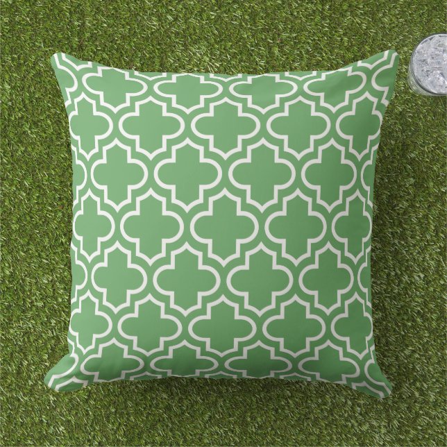 Modern Green Moroccan Quatrefoil Pattern Outdoor Pillow (Grass)