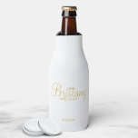 Modern White and Gold Personalized Bridesmaids Bottle Cooler<br><div class="desc">Modern Black and White Personalized Bridesmaids Gifts featuring personalized bridesmaid's name in gold modern script font style with title and wedding date in gold modern sans serif font style. Also perfect for Maid of Honour, Flower Girl, Mother of the Bride and more. Please Note: The foil details are simulated in...</div>