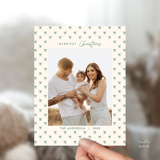 Moderne carte de Noël avec photo de famille et mot (Modern Green Bow Pattern Family Photo Christmas Postcard in Vintage beige theme)