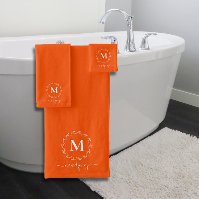 Moderne Gras Personnalisé Orange Wreath Monogramme (Créateur téléchargé)