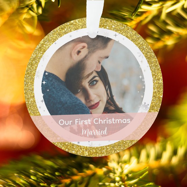 Moderne Notre premier Noël Marié 2 Photos (Our First Christmas Together Married. Elegant Golden Glitter Christmas Ornament. 2 Photos Snowflakes)
