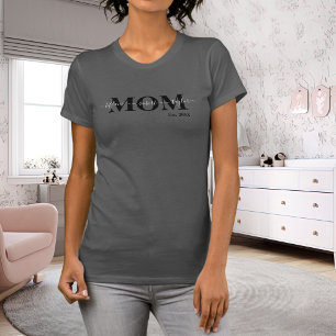 Mom Kids Names Est Year Black Family Typography T-Shirt