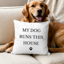 Mon chien dirige cette maison Coussin de jet