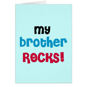 Mon frère bascule le T-shirts et les cadeaux