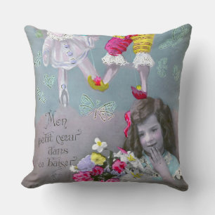 Mon petite coeur dans ce baiser 2 throw pillow