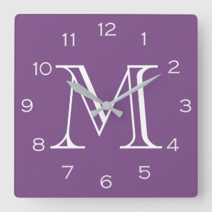 Monogramme blanc chiffres sur mural mauve horloge 
