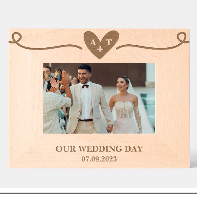 Monogramme cardiaque mariage Cadre bois personnali (Créateur téléchargé)