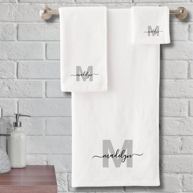 Monogramme de nom de script girly moderne noir et  (Black White Modern Girly Script Name Monogram Bath Towel Set)