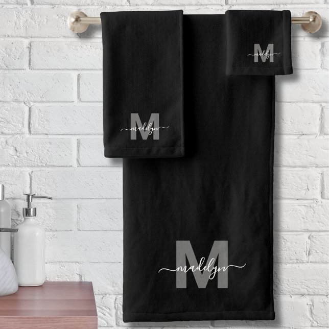 Monogramme de nom de script moderne noir blanc (Black White Modern Script Name Monogram Bath Towel Set)