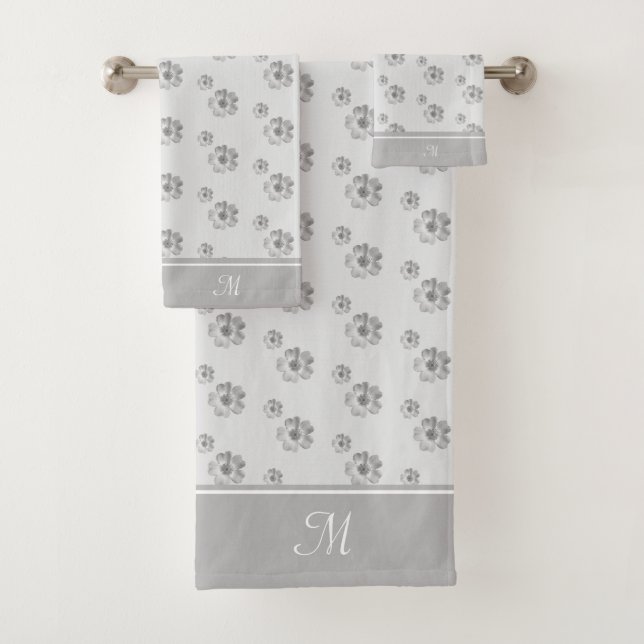Monogramme et fleurs sur gris argenté (En situation)