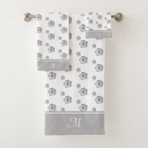 Monogramme et fleurs sur gris argenté et blanc