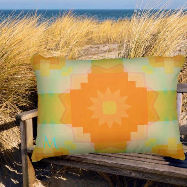 Monogramme Motif d'été ensoleillé Coussin extérieu (Pillow featuring a modern geometric pattern in warm sunny orange, yellow and fresh green)