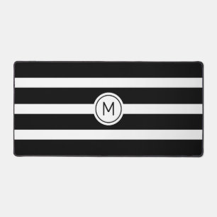 Monogramme sur fond rayé noir et blanc