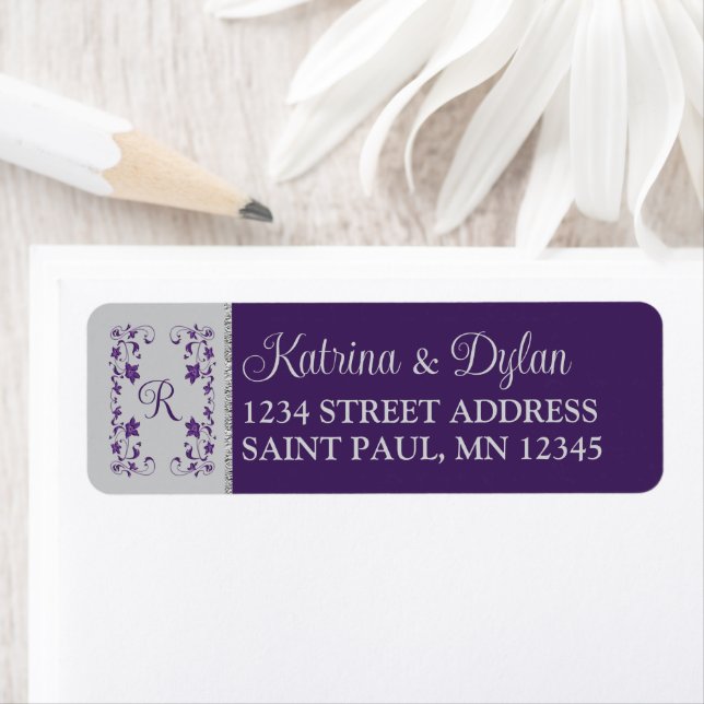 Monogramme violet, Gris Mariage Étiquette de adres (En situation)