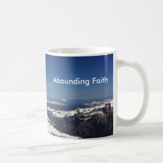 Montagne de abondance de tasse de foi