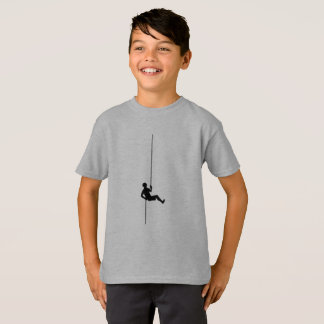 Montée de montagne de corde de grimpeur de T-shirt