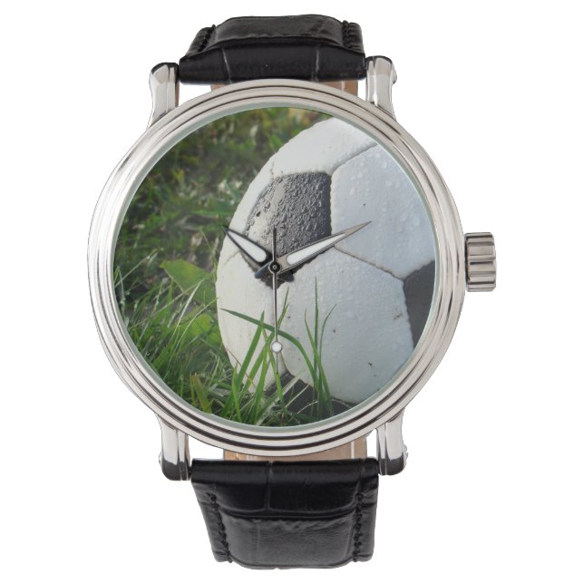 Montre Balle de football noir et blanc en herbe verte (devant)