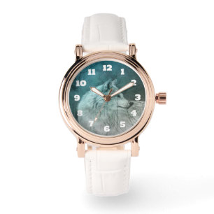 Montre Beau loup gris dans une forêt foncée