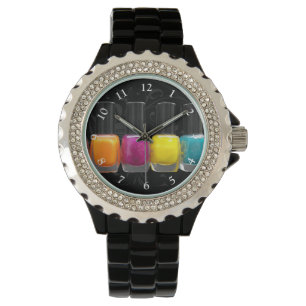 Montre Bouteilles colorées de vernis à ongles, salon