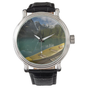 Montre Canot garé à un quai le long du lac Moraine, Banff
