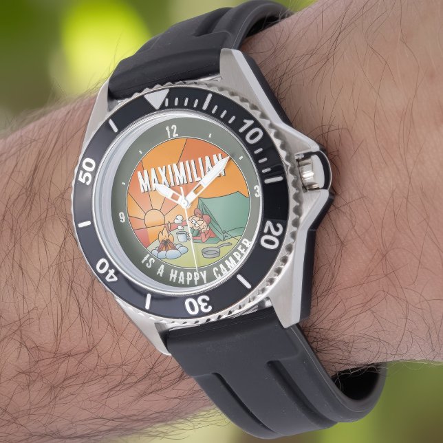 Montre Caricature amusante de Camper avec votre nom (Happy camper watch on a man's wrist)
