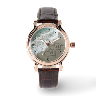 Montre Coeurs bloqués sur le sable de plage