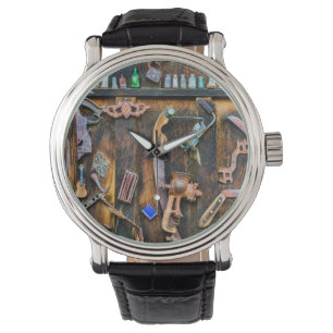 Montre Collection d'antiquités au mur