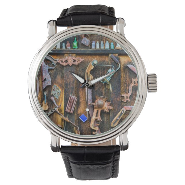 Montre Collection d'antiquités au mur (devant)