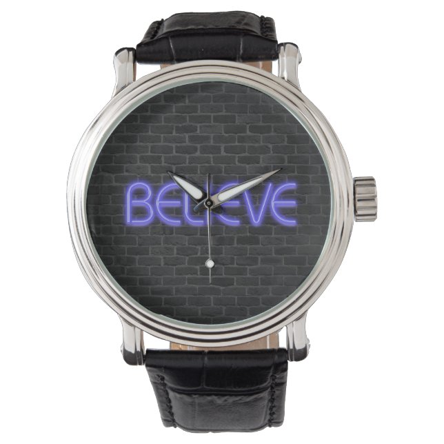 Montre Croire le texte dans l'éclairage néon sur brique (devant)