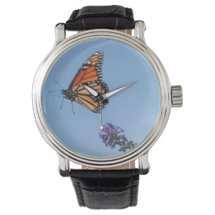 Montre de papillon de monarque en vol