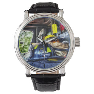 Montre Deux casques de pompiers à l'intérieur du camion-p