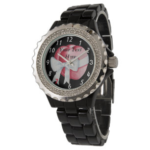 Montre deux coeurs rouges attachés avec un ruban blanc