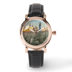 Montre d'un phare dans un champs watch