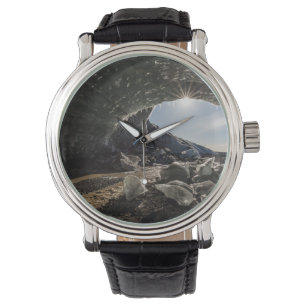 Montre Éclaircissement à l'entrée de la grotte de glace
