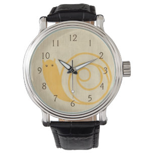 Montre Escargot jaune sur Arrière - plan crème