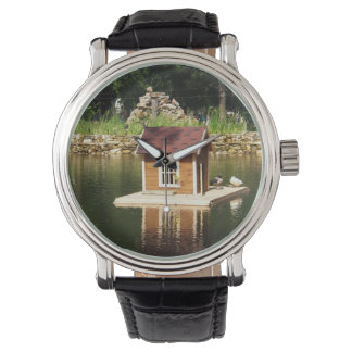 Montre Étang avec maison d'oiseaux