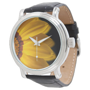 Montre Fleur jaune sur arrière - plan noir