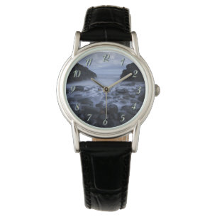 Montre Galets et rochers le long du rivage océanique
