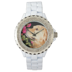 Montre Golden retriever reniflant des roses