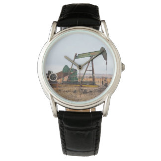 Montre Grosse valet verte dans un champ pétrolifère