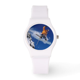 Montre Homme sur un snowboard sautant d'une corniche à